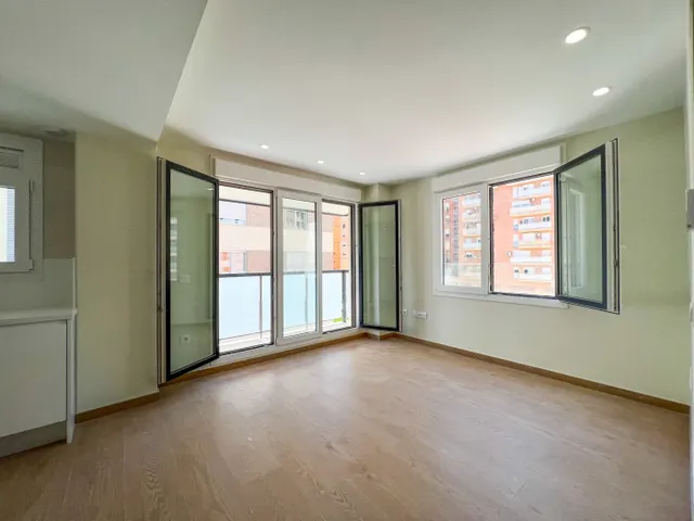Piso de reciente construcción en alquiler en Avda. Ausias March — 21