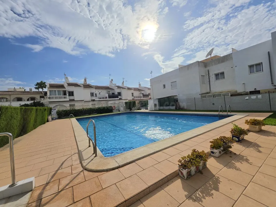 BUNGALOW PLANTA ALTA EN URBANIZACION CERRADA CON PISCINA COMUNITARIA