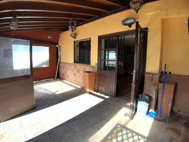 Amplio Local Comercial de 600 m2 en Ubicación Estratégica de Calahonda Baja — 2