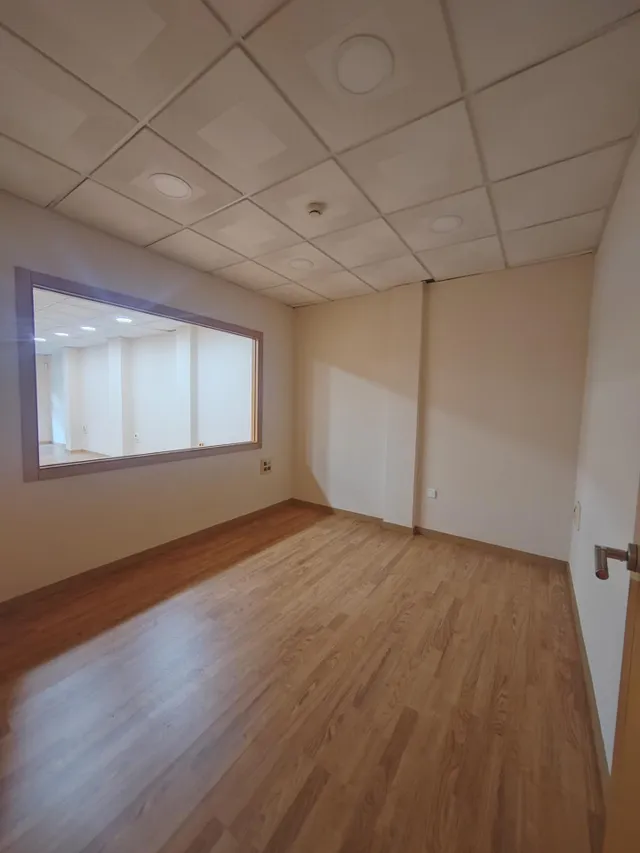 Amplio Local Comercial Reformado en Gran Eje de Jaén - Ideal para Tu Negocio — 5