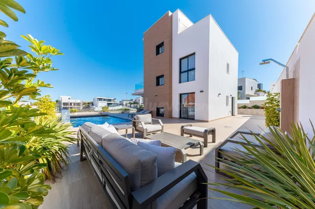 VILLA DE LUJO INDEPENDIENTE CERCA DEL MAR (ORIHUELA COSTA)