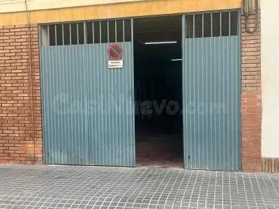 ¿Buscas un local con vado, buena fachada y potencial de rentabilidad? Este espacio diáfano en Valdeolleros puede ser la oportunidad que estabas esperando.