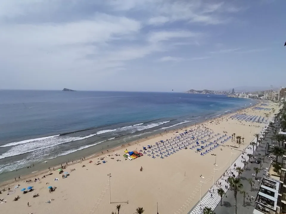 Apartamento de esquina con 2 dormitorios y terraza acristlada en 1 Linea playa Levante.