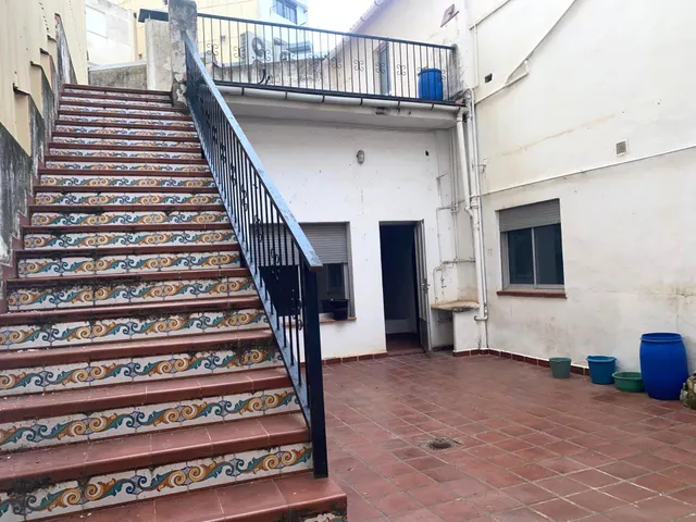 CASA CON MUHAS POSIBILIDADES CERCA DE LA PLAZA DE LA CONCEPC