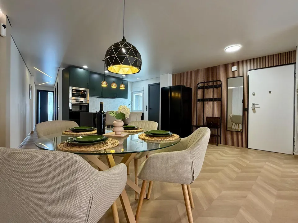 Apartamento reformado con terraza, Alicante, Torrevieja. 3 habitaciones | 110 m2 | A 400 metros del mar
