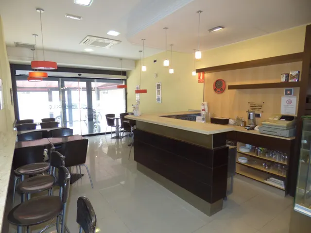 Local montado como cafeteria en buena zona. — 12