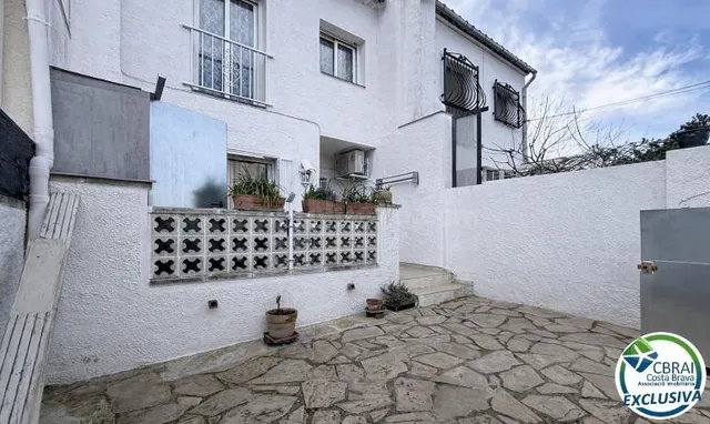 Encantadora casa con piscina comunitaria en zona tranquila d