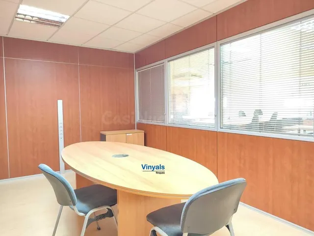 Con oficinas equipadas y mucha luz natural! - foto 5