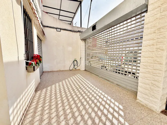 Casa en venta en Torrent – 4 habitaciones, patio, terraza y  - foto 2