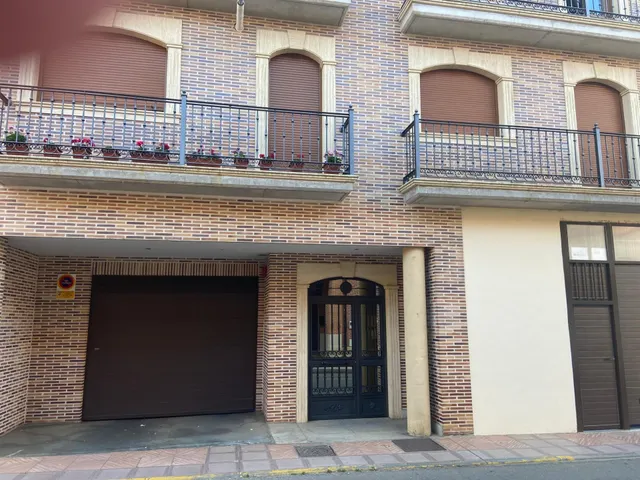 SE VENDE AMPLÍSIMO APARTAMENTO EN VALENCIA DE DON JUAN, COCINA, SALÓN, 2 HAB., 2 BAÑOS, ASCENSOR, TRASTERO Y P. GARAJE. NECESITA REFORMA. — 8