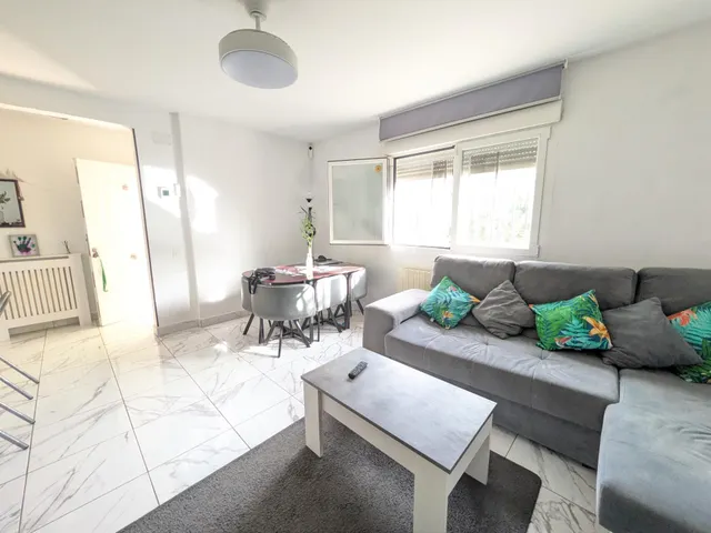 CHALET CON PISCINA EN URBANIZACIÓN — 12