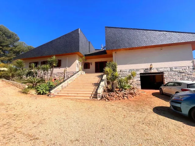 Chalet independiente, Piscina, gran garaje, aire acondicionado, gran parcela — 2