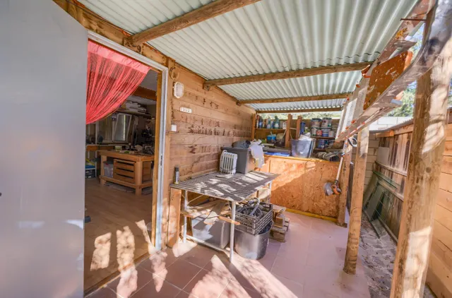 Chalet independiente de una planta con apartamento, piscina y parcela urbana de 2.800 m2 — 49