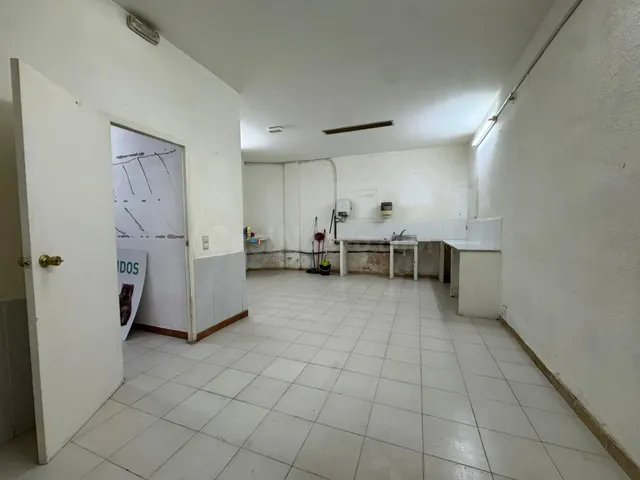 LOCAL COMERCIAL MUY BIEN SITUADO - foto 2