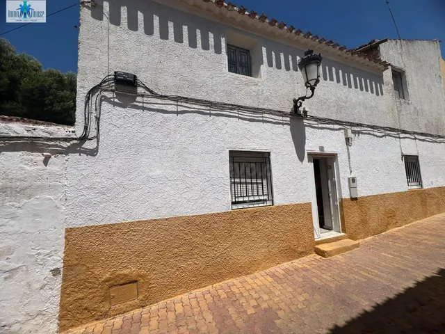 SE VENDE TERRENO CON DOS CASAS - ALCADOZO