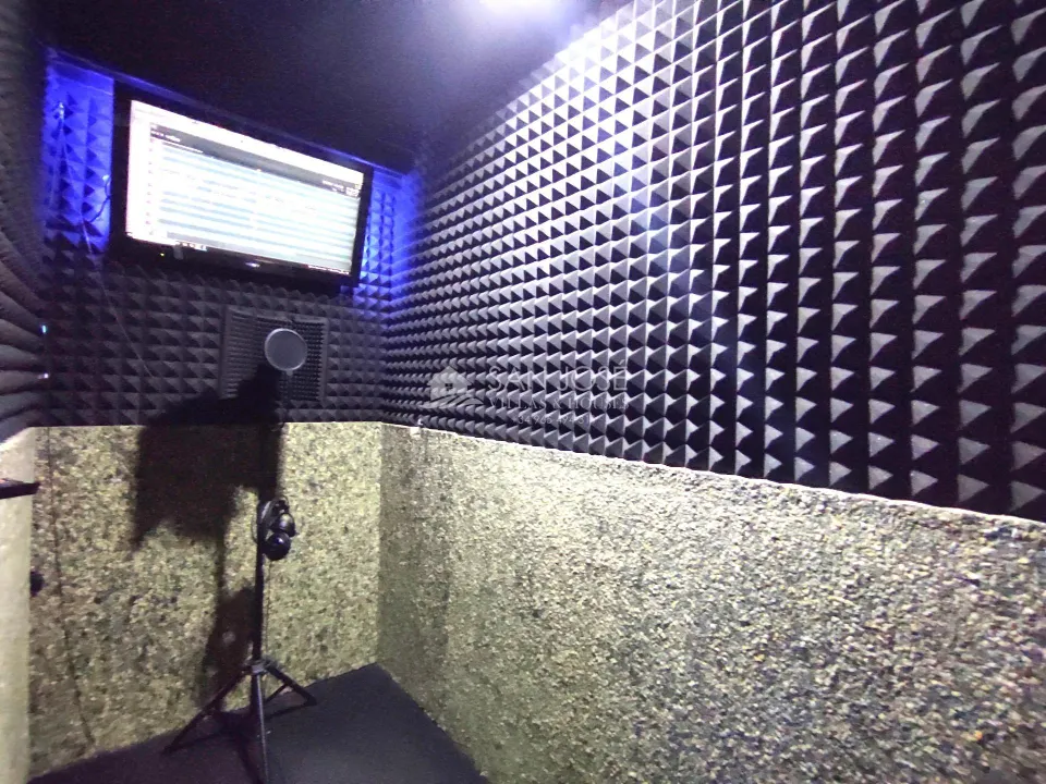 SE VENDE LOCAL, ACTUALMENTE ESTUDIO DE GRABACIÓN EN NOVELDA.