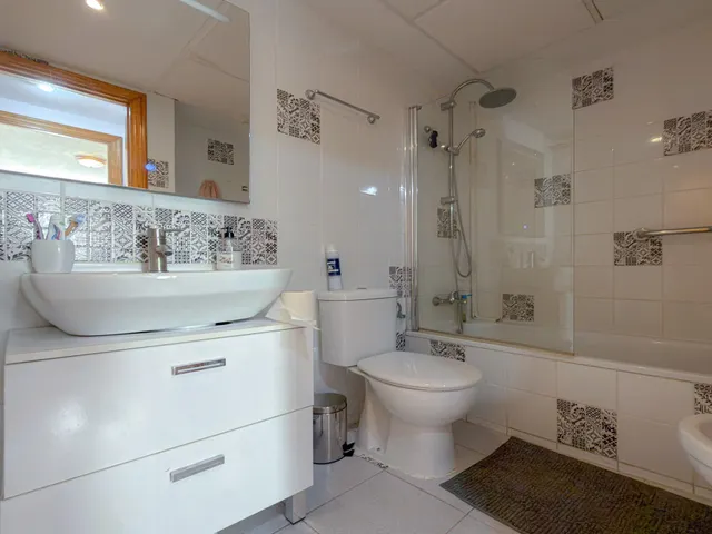 Amplio apartamento con 3 dormitorios y gran terraza con vistas a la piscina + Garaje incluido en el precio — 20