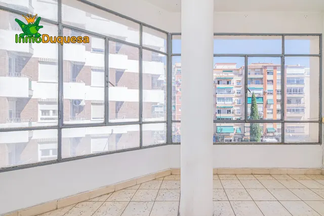 Piso de 4 Dorm. en Camino de Ronda. Para REFORMAR. — 27