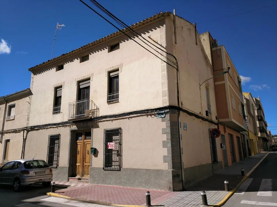 CASA CON EXCELENTE ubicación DE DOS ALTURAS Y CÁMARAS