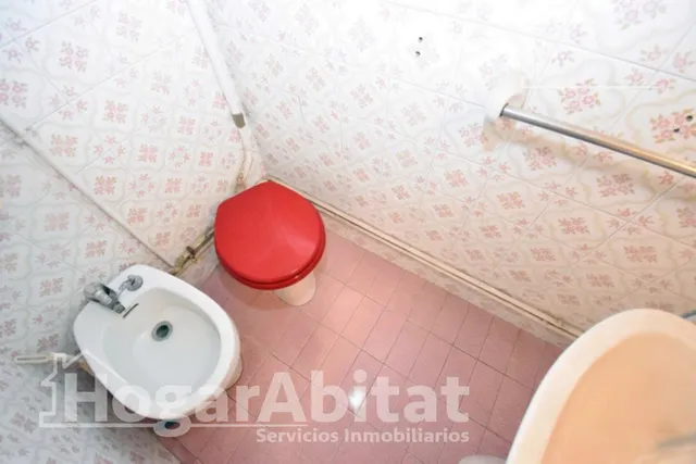 Extraordinaria finca con local comercial y múltiples posibilidades de reconversión a reformar en pleno centro — 33
