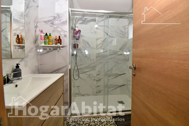 Amplitud y luz mediterránea en este piso totalmente reformado con terraza en Oliva — 32