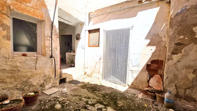 ¿Buscas espacio sin límites? 400 m2 de puro potencial en el corazón de Uleila. — 30