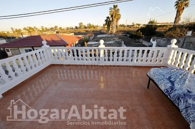 CASA CON GRAN TERRENO, PISCINA Y GARAJE CERCA DE LA PLAYA - foto 2