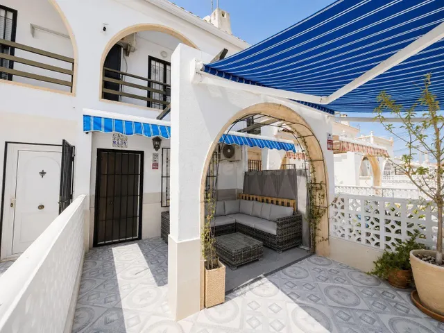 CASA ADOSADA DE 2 DORMITORIOS ORIENTADA AL SUR CON JARDÍN Y PISCINA PRIVADOS | TORREVIEJA — 2