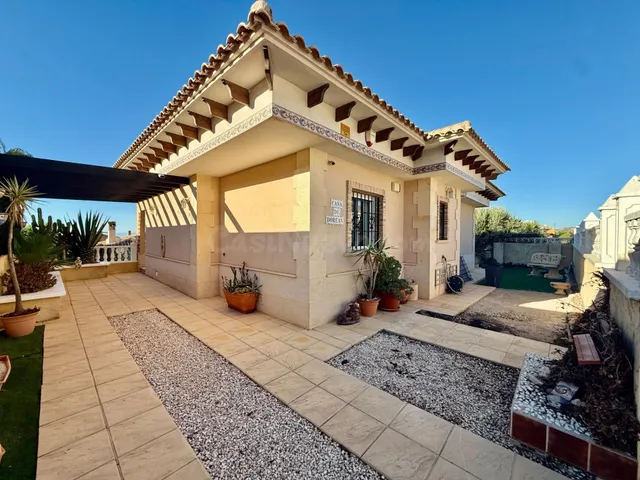 Espectacular villa independiente con piscina privada — 2