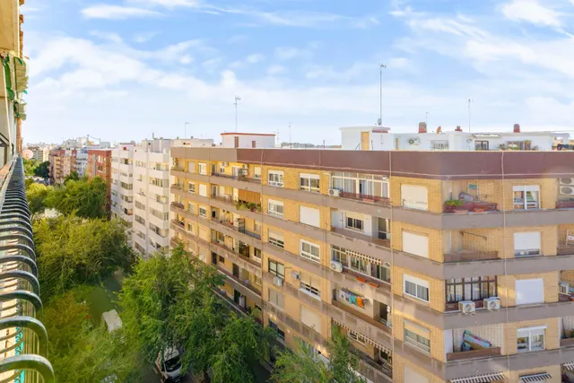 Piso con gran balcón en Avenida Burjasot — 45