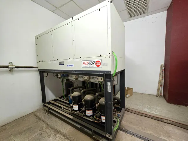 Amplio local de 176 m2 en zona comercial por excelencia situado en Av. Francesc Macià — 14