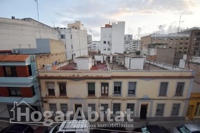 Disfruta de la luz natural y el encanto de vivir a un paso del centro en este acogedor piso con balcón — 27