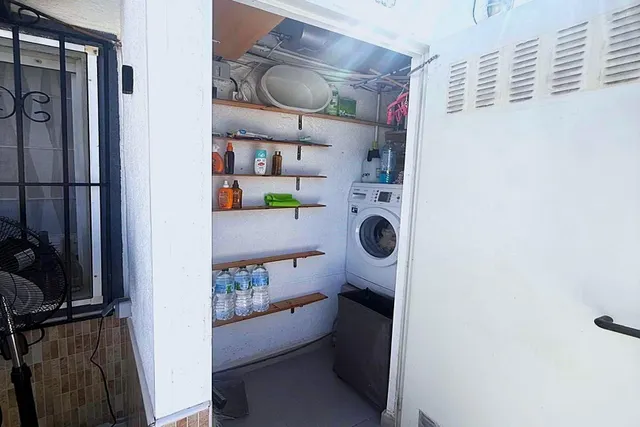 Bungalow reformado con 2 dormitorios, 1 baño y una amplia terraza frontal. Zona tranquila cerca de colegios y con buenas conexiones de transporte público. — 23