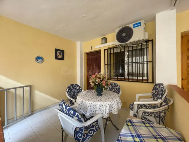 Apartamento de 1 dormitorio con terraza interior y aire acon