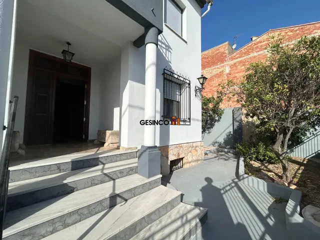 VIVIENDA EN ROTGLA Y CORBERA CON AMPLIAS POSIBILIDADES