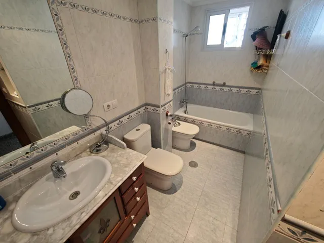 Amplia vivienda de 159 m2 con vistas panorámicas a los dos castillos de Alicante y plaza de garaje — 15