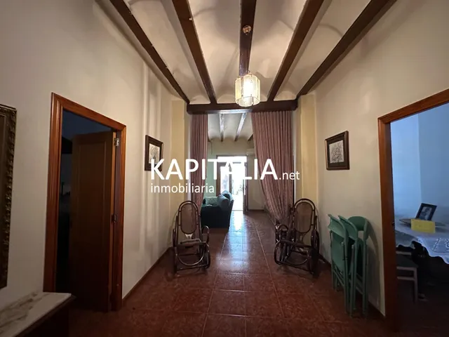 Casa en EXCLUSIVA en VENTA en el centro de Rotglà i Corberà con patio interior y 5 habitaciones — 5