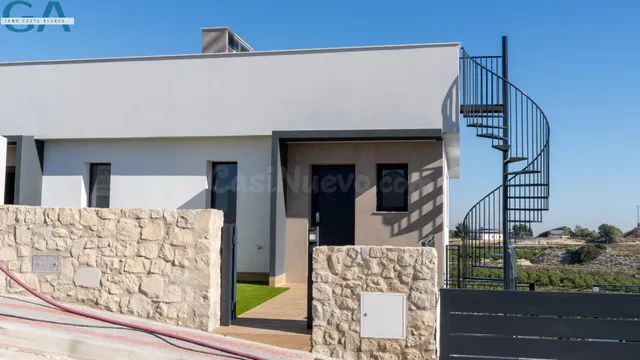 Villas de nueva construcción con piscina privada en La Finca