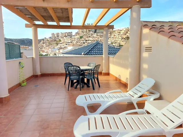 Ático de 2 dormitorios y amplia terraza solárium en Los Coll
