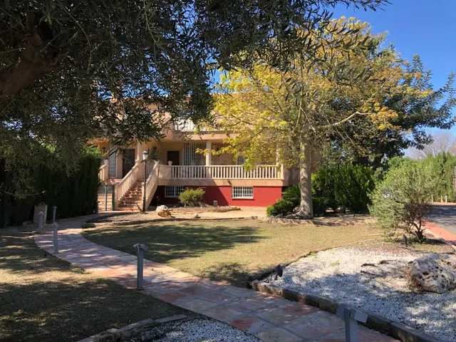 Chalet exclusivo con parcela de 1.700 m2 en La Albatalía, a 