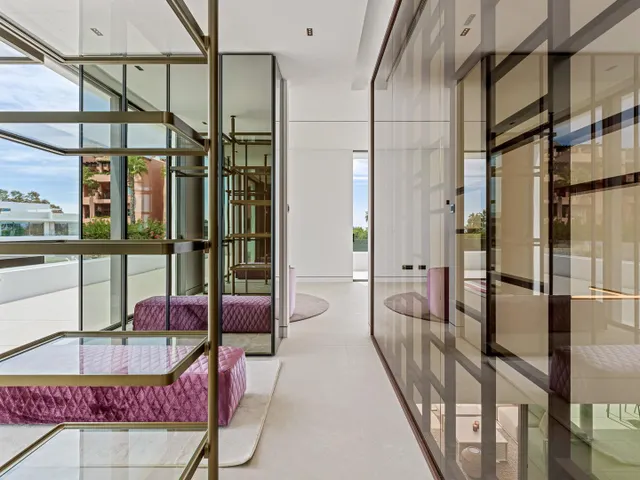 Sofisticada villa con vistas al mar en la Milla de Oro, Marbella — 25