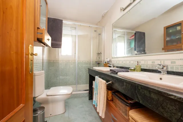 ESPECTACULAR VIVIENDA ADOSADA DE 4 DORMITORIOS CON SÓTANO, TERRAZAS Y PATIO EN GRANADA — 15