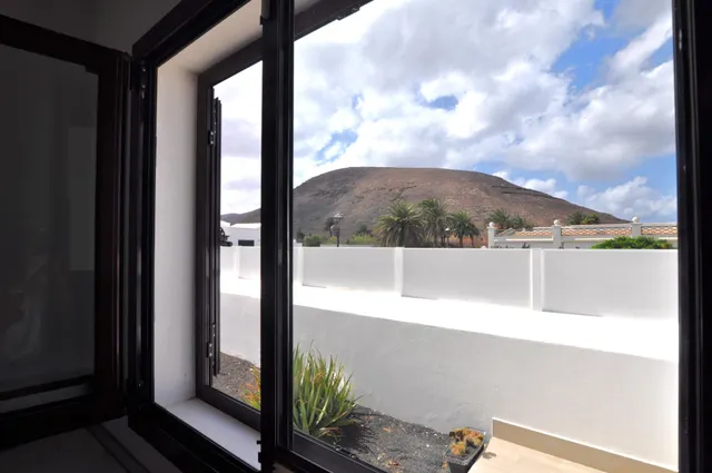 Casa semiadosada en esquina con vistas a los volcanes en Yaiza — 13