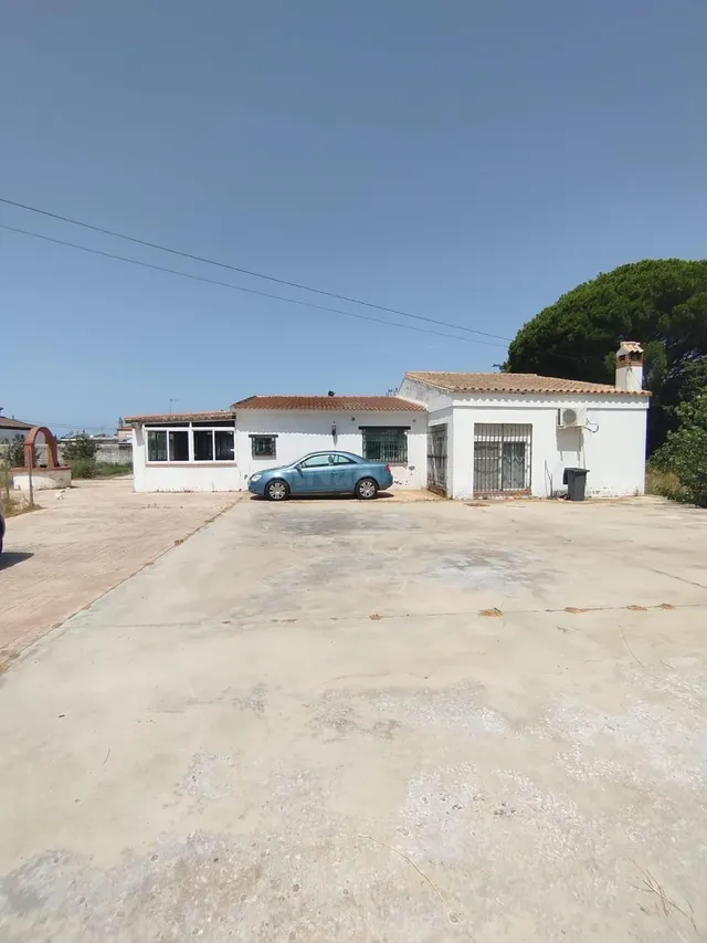 Amplio Chalet en Chiclana de la Frontera con Piscina y Gran Parcela — 2