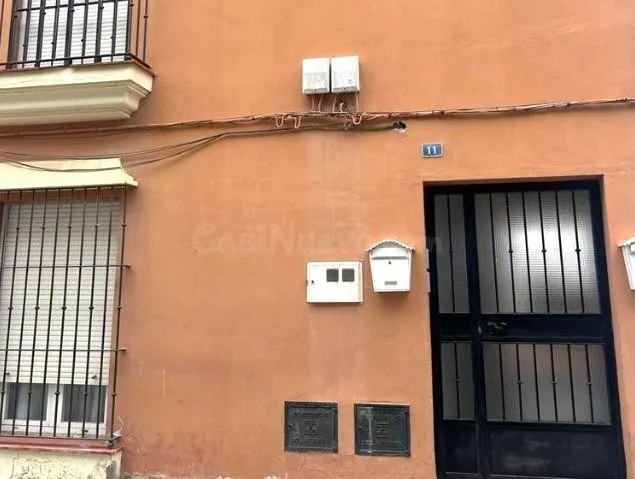 SE VENDE casa OKUPA en C Campoamor 11 de Utrera