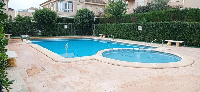 Bungalow esquinero renovado con terraza privada y piscinas comunitarias — 11