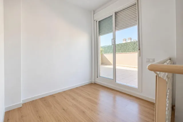 Dúplex reformado con terraza, parking y piscina comunitaria — 26