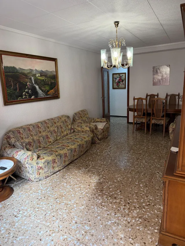 Piso con ascensor, 4 dormitorios, 2 baños, cocina 19 m2 con patio pisable, salon comedor, tres piezas a la calle. — 39
