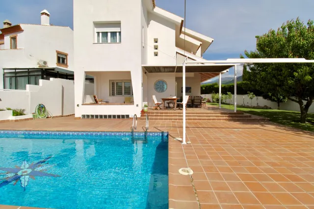 Exclusivo chalet con piscina, jardín y vistas únicas en Cene - foto 5