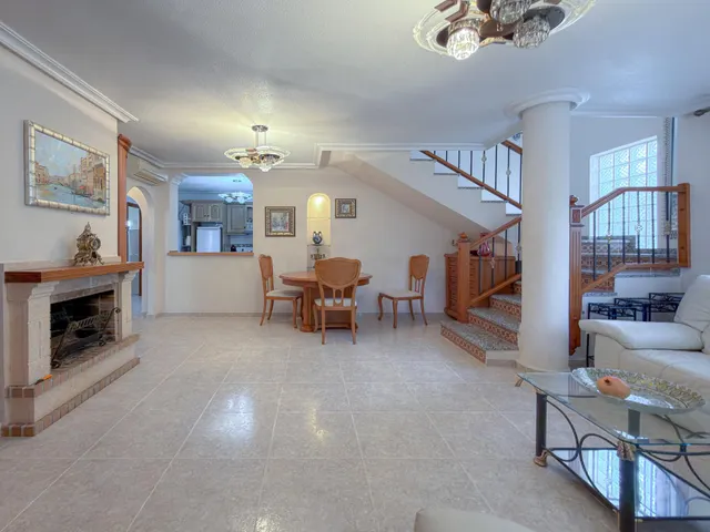 Orihuela Costa! Impresionante Villa Mediterránea con generosa parcela y amplias terrazas + Solarium privado con increíbles vistas panorámicas — 28